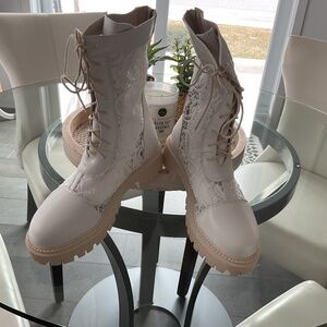 Créam boots, size 9.5 with lace $30